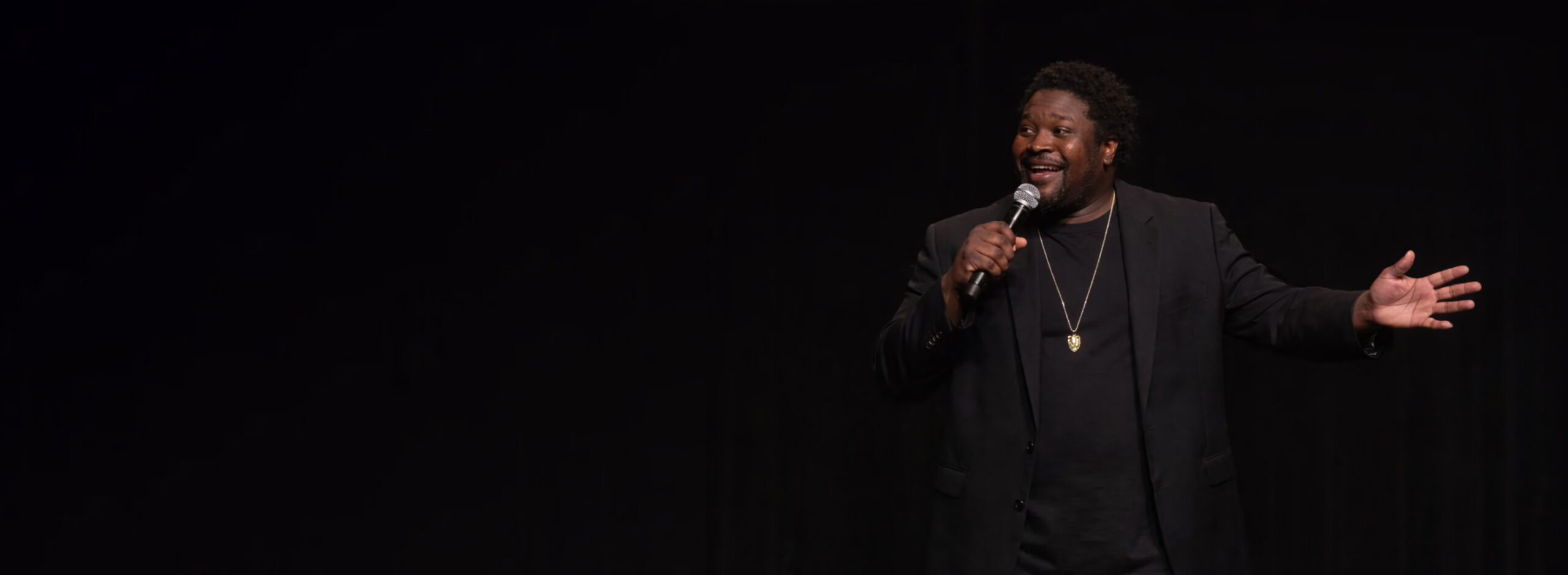 Edgar Yves : L’art de déranger pour mieux faire rire