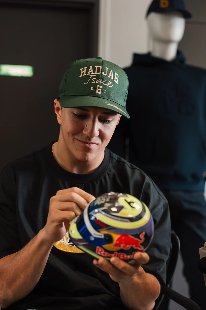 Mini Helmet First Edition Signed – 1:2 scale - Image 5