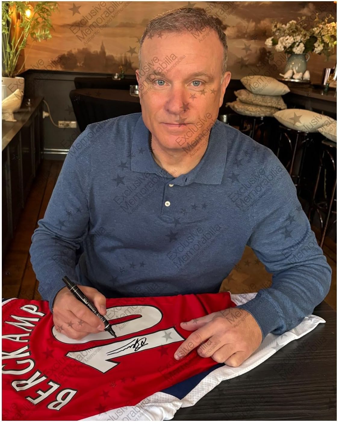 Maillot d'Arsenal signé par Dennis Bergkamp. Encadré. - Image 2