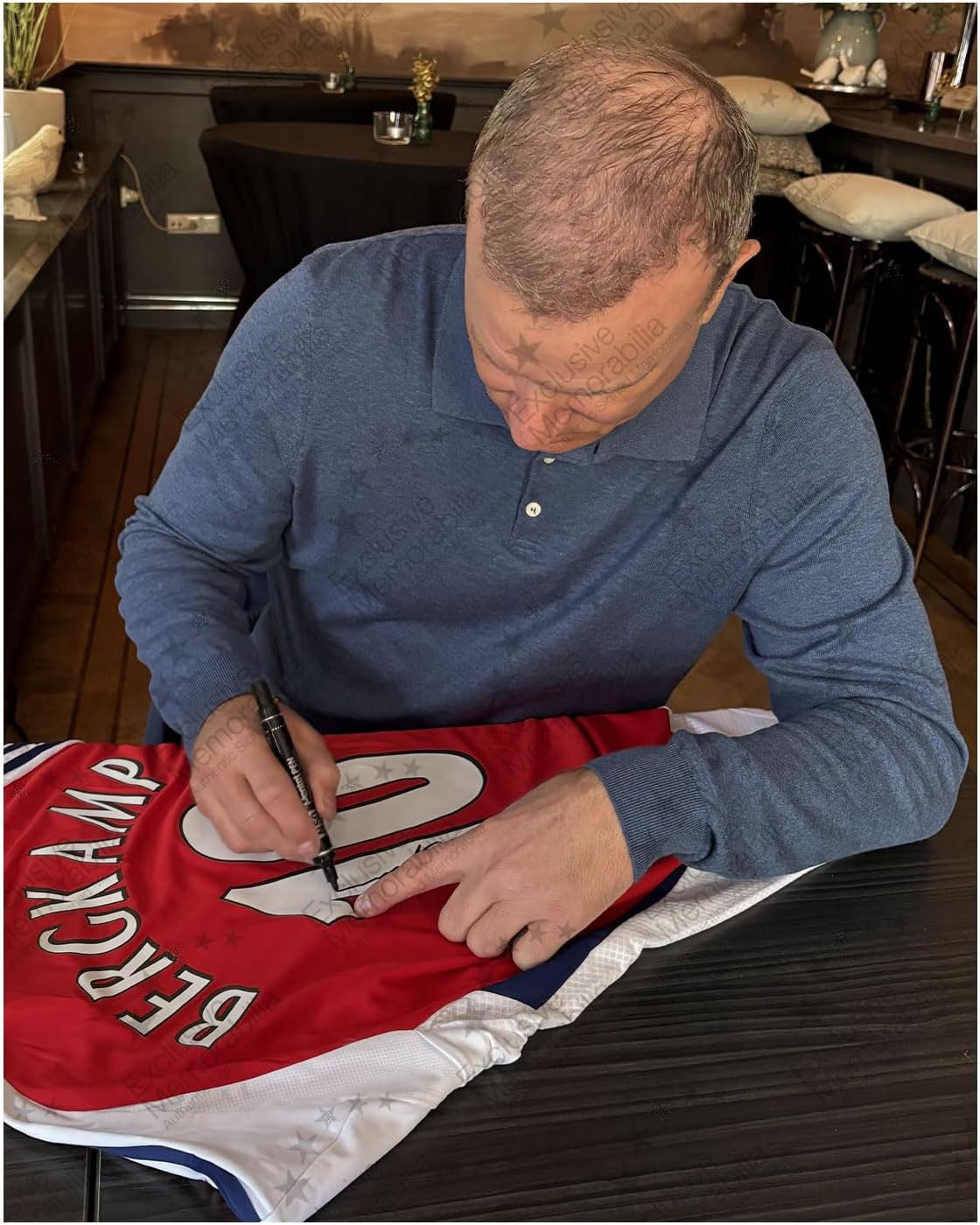 Maillot d'Arsenal signé par Dennis Bergkamp. Encadré. - Image 3