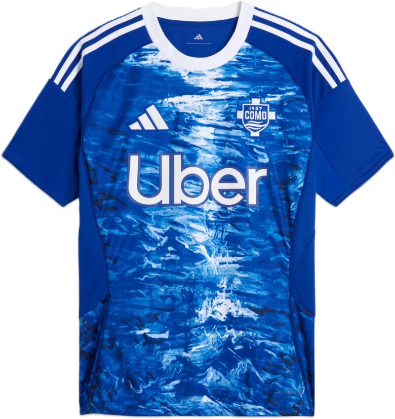 COMO 1907 Maillot de course officiel Saison 2025/26. Jersey de football respirant avec design inspiré du lac de Côme. Produit original avec armoiries Club.